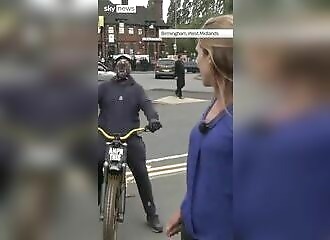  Skynews journalists are threatened by Muslims and have the tire of their vehicle slashed 