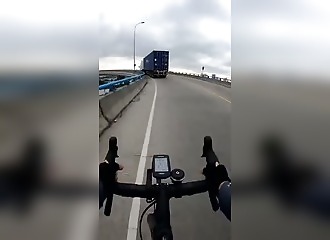 Un camion le serre contre la barrière, la chute est inévitable