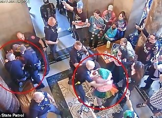 Une femme donne un coup de poing à un policier lors d'une manifestation pro-trans