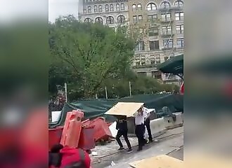 Des policiers se font attaquer par la foule lors des émeutes de New-York