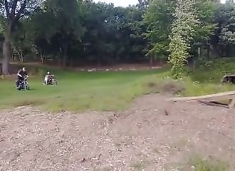 Il tente de sauter une rivière avec sa moto (et ça se passe mal)