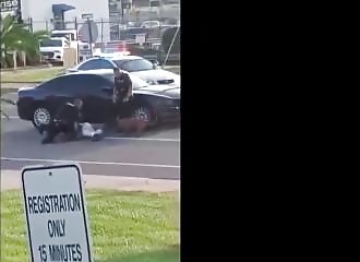 Un suspect arrêté refuse d'obtempérer, les policiers demandent à leur chien de le mordre