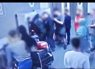 Nouvelles images éclairent davantage l'incident où un policier de Manchester frappe un musulman à la tête