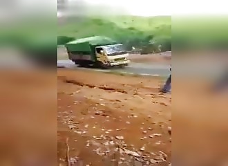 Un camion surchargé n’a pas assez de puissance pour monter une pente
