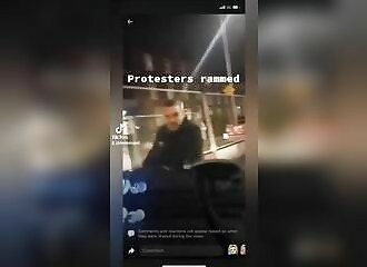 Il écrase des manifestants qui lui bloquent la route