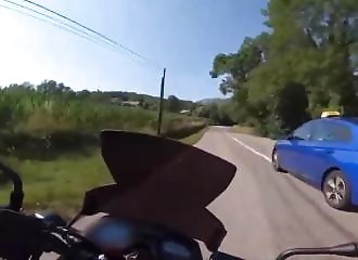 Un motard négocie mal un virage et le paye très cher…