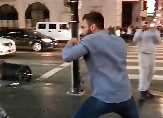Voyant que leur pote perd une bagarre, ils se mettent à 7 contre un seul homme