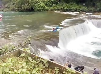 Il frôle la mort : son kayak reste coincé sous une cascade en Chine