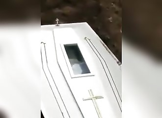 Au moment de l’enterrement, quelque chose bouge dans le cercueil du défunt…