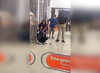 Il frappe un pervers qui s'est masturbé sur sa femme, et se fait arrêter