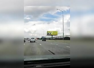 Un motard roule en excès de vitesse et se fait percuter par un automobiliste