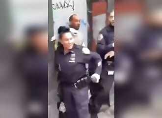 A bloodthirsty mob surrounds Shaquan Cummings, 30, suspected of slashing an 11-year-old girl in the head with a box cutter