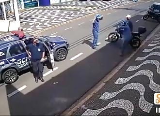 Deux braqueurs décident de passer à l’action au mauvais moment