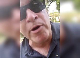 Il stoppe un gars faisant des burnout dans leur quartier en lançant un rocher sur sa voiture