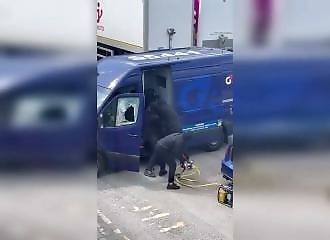 Daylight armored car heist filmed in Wales