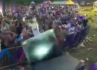 Un chanteur veut sauter dans la foule et se fracasse plutôt les côtes