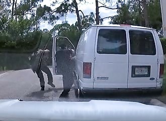 Automobiliste tente d'assassiner deux policiers (Public averti)
