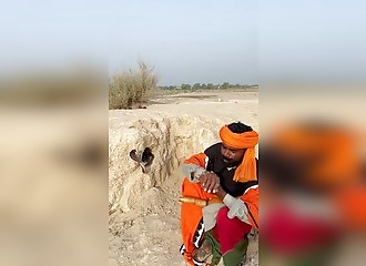 Il joue de la flûte à un cobra, le serpent lui répond direct par une morsure