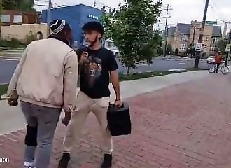 Un musulman menace un prêcheur chrétien avec un couteau et finit par se faire arrêter